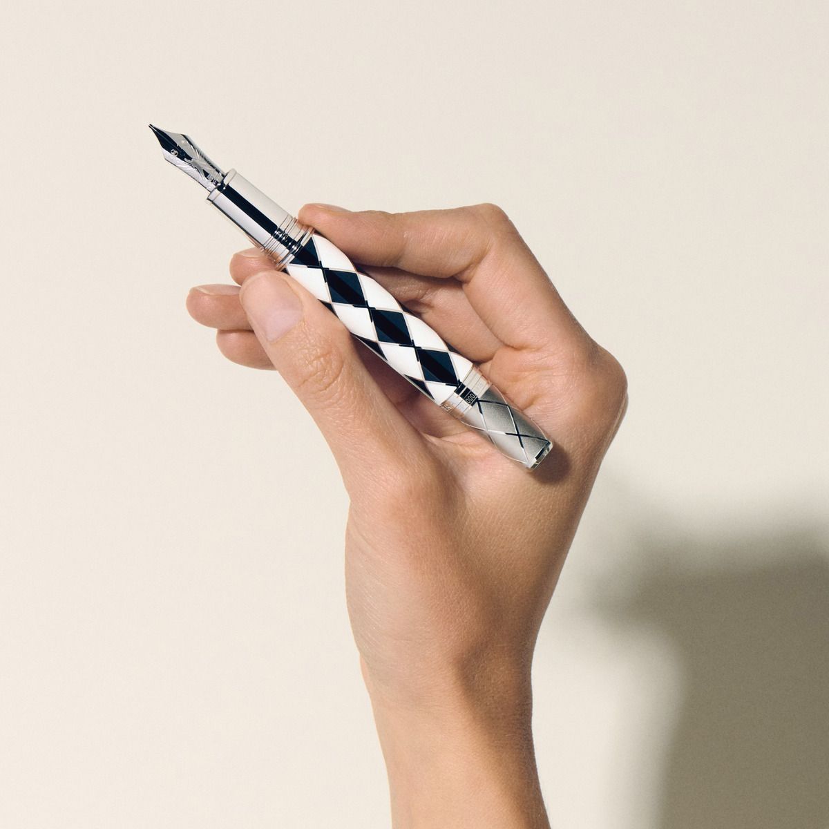 Montblanc Great Characters Homage to Queen Limited Edition 1975 Fountain Pen - Image 4